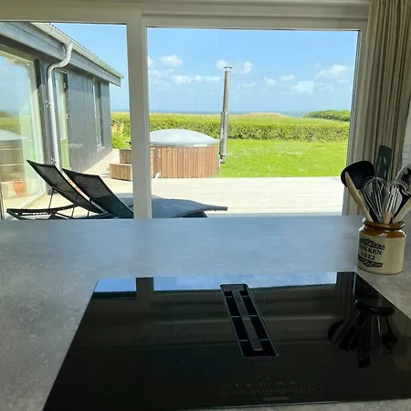 Summer House With Wilderness Bath And Water Views Hébergement de vacances *