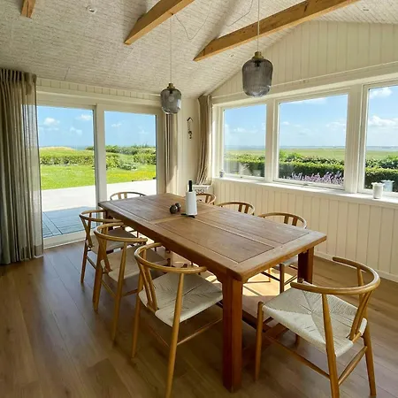 Summer House With Wilderness Bath And Water Views Hébergement de vacances Vinderup