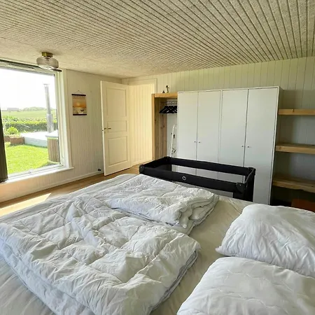 Hébergement de vacances Summer House With Wilderness Bath And Water Views