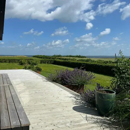 Sommerhus Med Vildmarksbad Og Udsigt Over Vandet