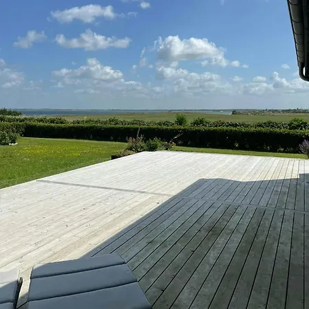 Summer House With Wilderness Bath And Water Views Hébergement de vacances Vinderup