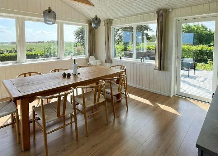Vakantiehuis Summer House With Wilderness Bath And Water Views *