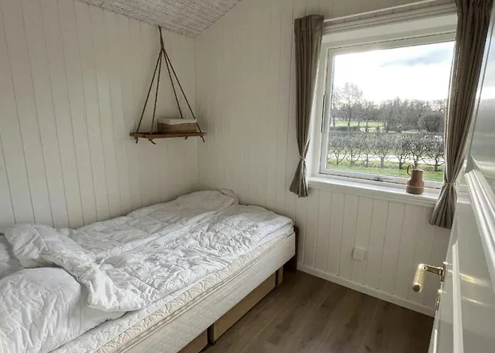 Vakantiehuis Summer House With Wilderness Bath And Water Views