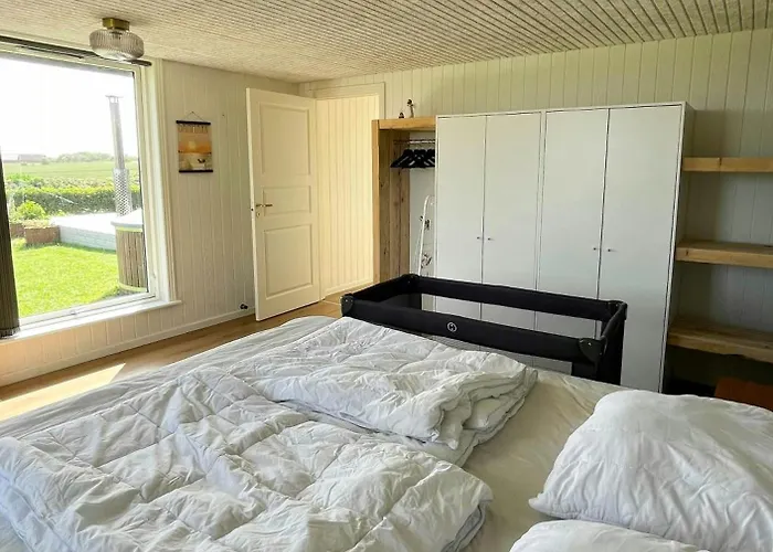 Summer House With Wilderness Bath And Water Views Vakantiehuis *
