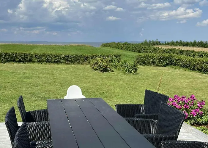 Summer House With Wilderness Bath And Water Views Vakantiehuis *