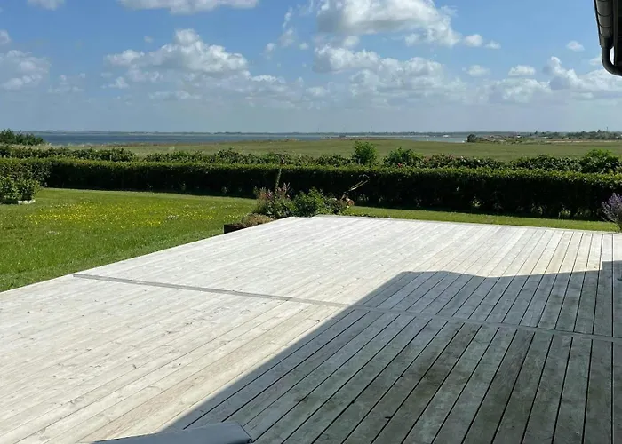 Summer House With Wilderness Bath And Water Views Vakantiehuis Vinderup