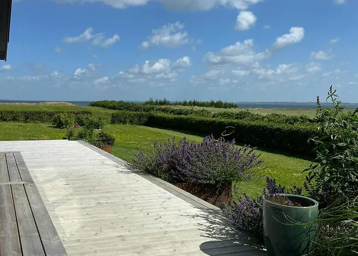 Vakantiehuis Summer House With Wilderness Bath And Water Views